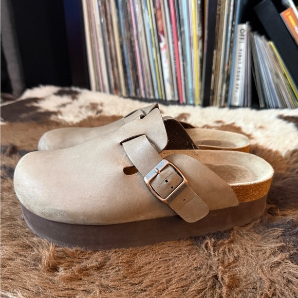 Cabincore Platform Clogs - Picture 2 of 5